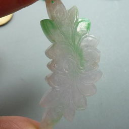 清代冰糯種春色老翡翠滿工荷葉大提頭墜 雅韻傳承與市場價值解析